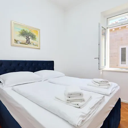 Garden Antique With Bubble Apartman